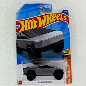 New Hot Wheels CYBER TRUCK 
Packaging is in good condition